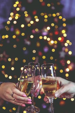 Şampanya, Noel ağacının arka planında. - İnsanlar. Seçici odaklanma. Tatil.