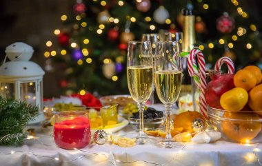 Şampanya ve yemekli Noel masası. Seçici odaklanma. Tatil.