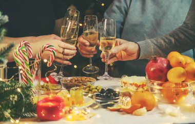 Şampanya, Noel ağacının arka planında. - İnsanlar. Seçici odaklanma. Tatil.