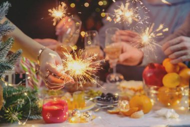 Şampanya, Noel ağacının arka planında. - İnsanlar. Seçici odaklanma. Tatil.