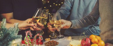 Şampanya, Noel ağacının arka planında. - İnsanlar. Seçici odaklanma. Tatil.