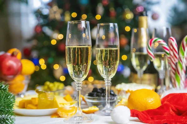 Kersttafel Met Champagne Eten Selectieve Focus Vakantie — Stockfoto