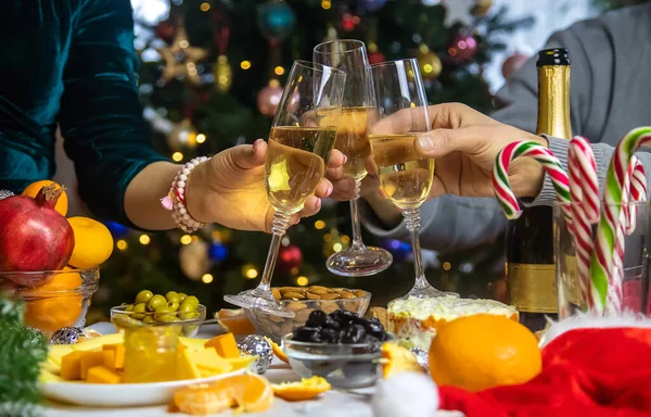 Sampanye Tangan Dengan Latar Belakang Pohon Natal Orang Fokus Selektif — Stok Foto