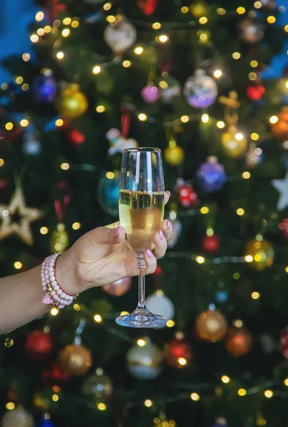 Champagne Hand Tegen Achtergrond Van Kerstboom Selectieve Focus Vakantie — Stockfoto