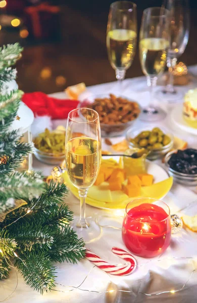 Mesa Natal Com Champanhe Comida Foco Seletivo Férias — Fotografia de Stock