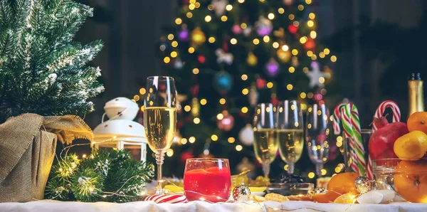 Mesa Natal Com Champanhe Comida Foco Seletivo Férias — Fotografia de Stock