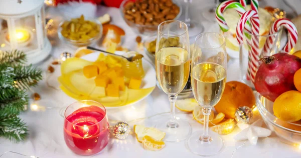 Kersttafel Met Champagne Eten Selectieve Focus Vakantie — Stockfoto