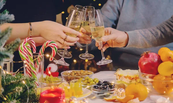 Champagne Hand Tegen Achtergrond Van Kerstboom Mensen Selectieve Focus Vakantie — Stockfoto