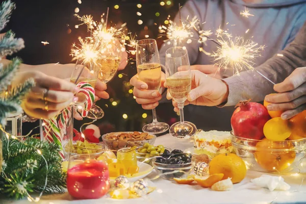 Šampaňské Pozadí Vánočního Stromečku Lidi Selektivní Soustředění Dovolená — Stock fotografie