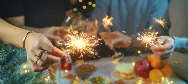 Champagne Main Sur Fond Arbre Noël Les Gens Focalisation Sélective — Photo