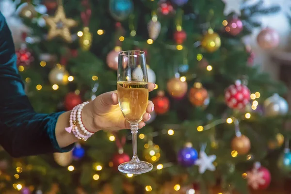 Champagner Der Hand Vor Dem Hintergrund Des Weihnachtsbaums Selektiver Fokus — Stockfoto