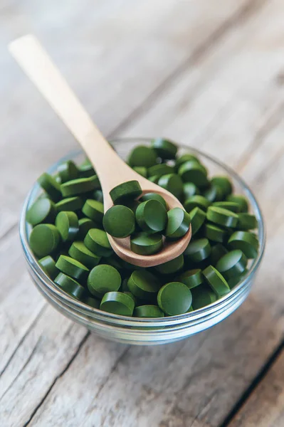 Gibt Viele Spirulina Und Chlorella Tabletten Selektiver Fokus Natur — Stockfoto