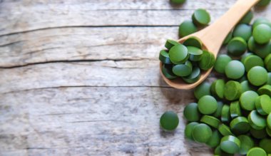 There are many spirulina and chlorella tablets. Selective focus. nature.