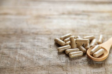 Kapsüllerde birçok bitkisel takviye vardır. Seçici odaklanma. Doğa.