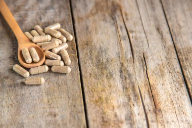 Kapsüllerde birçok bitkisel takviye vardır. Seçici odaklanma. Doğa.