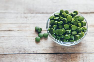 There are many spirulina and chlorella tablets. Selective focus. nature.