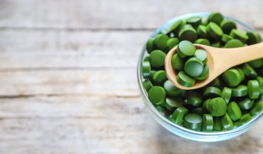 There are many spirulina and chlorella tablets. Selective focus. nature.