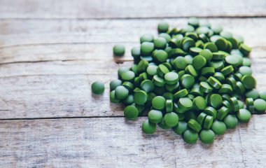 There are many spirulina and chlorella tablets. Selective focus. nature.