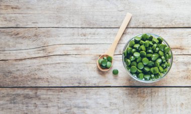 There are many spirulina and chlorella tablets. Selective focus. nature.