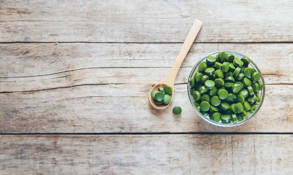 Existem Muitos Comprimidos Espirulina Chlorela Foco Seletivo Natureza — Fotografia de Stock