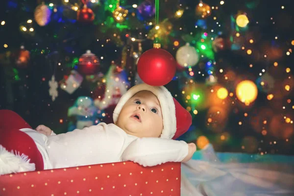 Bebé Está Bajo Árbol Navidad Enfoque Selectivo Vacaciones — Foto de Stock