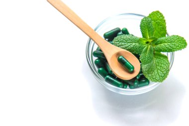 Yeşil kapsüller, bitkisel ilaçlar, naneli yatıştırıcılar. Seçici odaklanma doğası