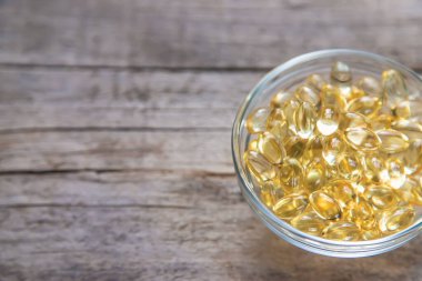 Yağ çözünür kapsüllerde E vitamini. Seçici odaklanma. yiyecek.