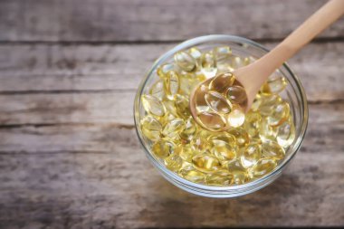 Yağ çözünür kapsüllerde E vitamini. Seçici odaklanma. yiyecek.