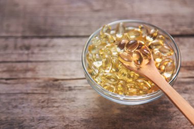 Yağ çözünür kapsüllerde E vitamini. Seçici odaklanma. yiyecek.