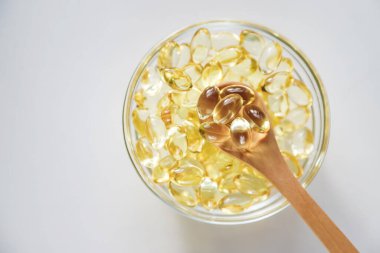 Yağ çözünür kapsüllerde E vitamini. Seçici odaklanma. yiyecek.