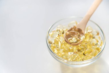 Yağ çözünür kapsüllerde E vitamini. Seçici odaklanma. yiyecek.