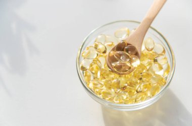 Yağ çözünür kapsüllerde E vitamini. Seçici odaklanma. yiyecek.