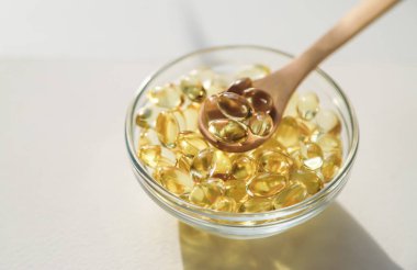 Yağ çözünür kapsüllerde E vitamini. Seçici odaklanma. yiyecek.