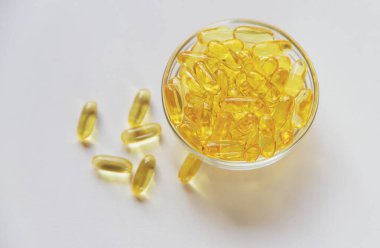 Omega 3 kapsülleri. Balık yağı. Seçici odaklı yiyecek