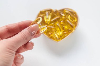 Omega 3 kapsülleri. Balık yağı. Seçici odaklı yiyecek