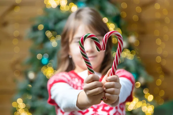 Bastones Caramelo Navidad Manos Niño Enfoque Selectivo Vacaciones — Foto de Stock