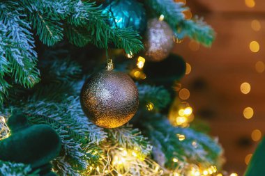 Ağaçta Noel süsleri var. Seçici odaklanma. Tatil.