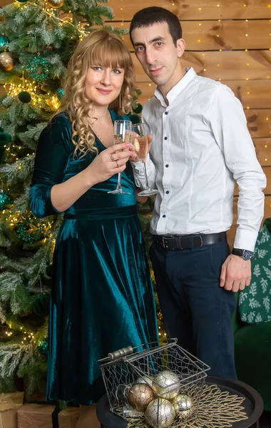 Kerst Man Vrouw Met Een Glas Champagne Selectieve Focus Vakantie — Stockfoto