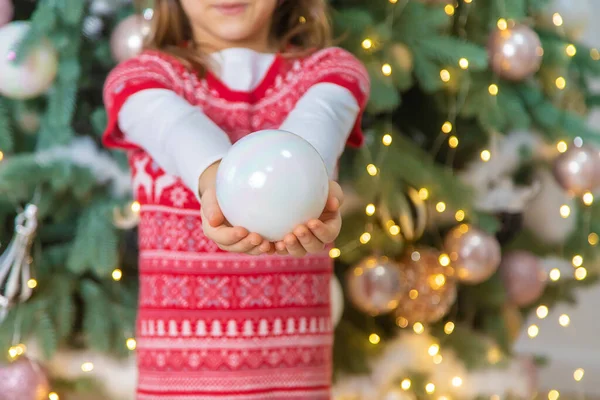 子供の手に木の上のクリスマスの装飾 選択的焦点 — ストック写真