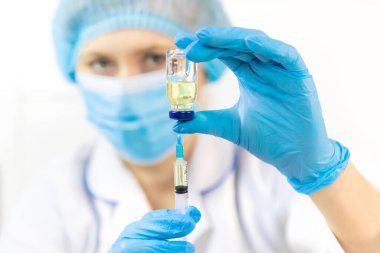 Şırıngayı ilaçla dolduran doktor, yakın çekim. Aşı ve bağışıklık. Seçici odaklanma. Aşı.