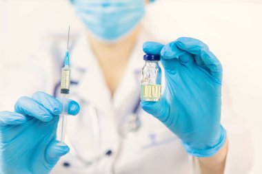 Şırıngayı ilaçla dolduran doktor, yakın çekim. Aşı ve bağışıklık. Seçici odaklanma. Aşı.