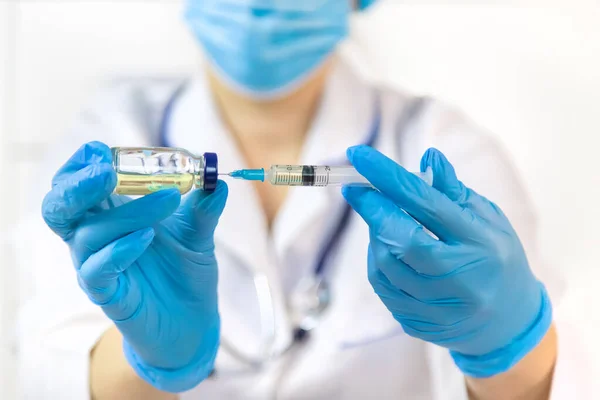 Лікар Наповнює Шприц Ліками Крупним Планом Вакцинація Імунізація Вибірковий Фокус — стокове фото