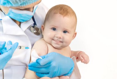 Hastanedeki bir doktor tarafından bebek aşısı yapıldı. Seçici odaklanma. ilaç.