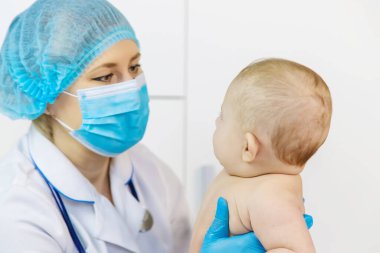 Bebek, hastanede bir çocuk doktoru tarafından muayene edilir. Seçici odaklanma. insanlar.