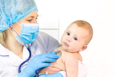 Doktor steteskopla bebeğin sözünü dinler. Seçici odaklanma. İnsanlar.