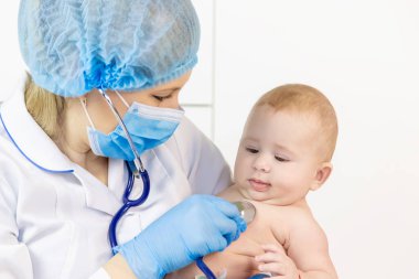 Doktor steteskopla bebeğin sözünü dinler. Seçici odaklanma. İnsanlar.