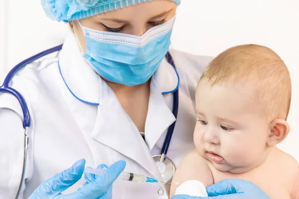 Εμβολιασμός Μωρού Από Γιατρό Νοσοκομείο Επιλεκτική Εστίαση Φάρμακο — Φωτογραφία Αρχείου