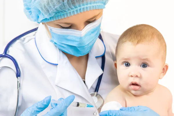 医院的医生给婴儿接种疫苗 有选择的重点 — 图库照片