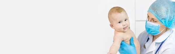 Babát Egy Gyermekorvos Vizsgálja Meg Kórházban Szelektív Fókusz Emberek — Stock Fotó