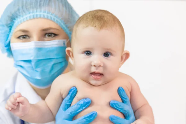 Pediatra Del Hospital Examina Bebé Enfoque Selectivo Gente — Foto de Stock